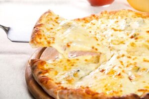 Pizza: Ser na wierzchu czy pod spód – jak wybrać najlepszą opcję dla smaku?