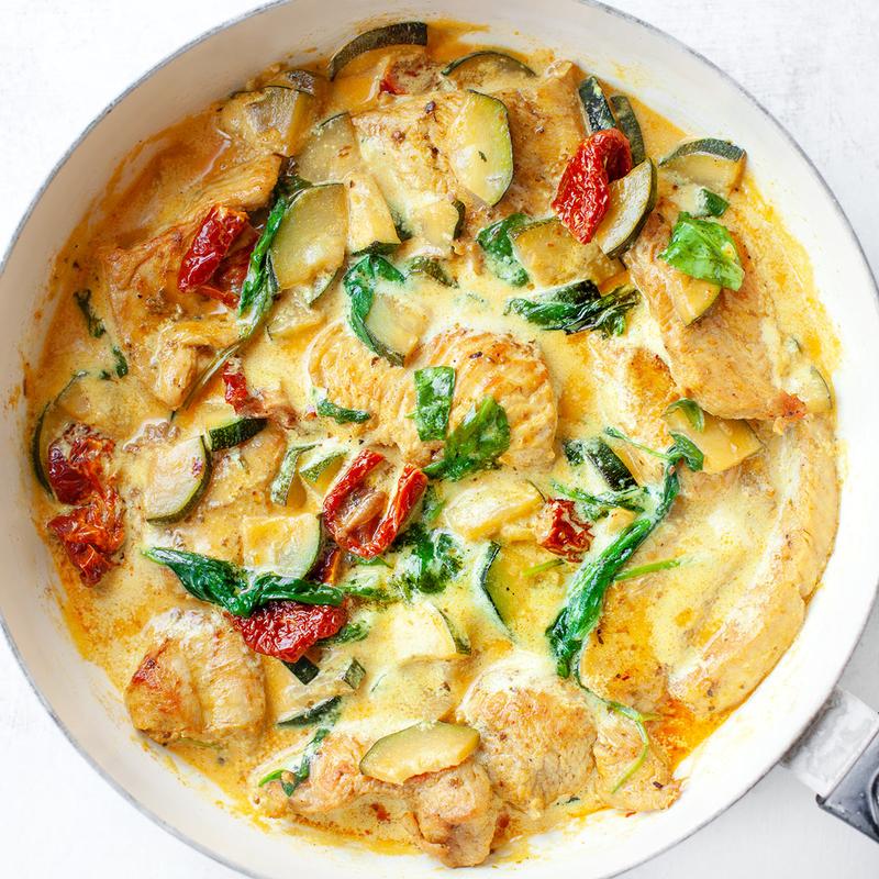 Pyszny obiad w 30 minut: kurczak z cukinią na talerzu