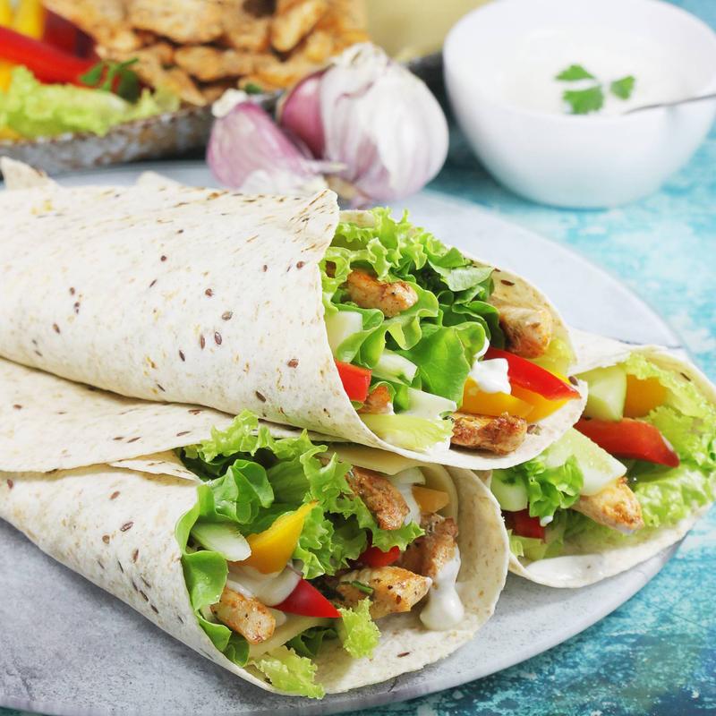 Serwowanie kurczaka w tortilli