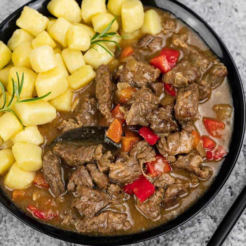 Gulasz wołowy z kaszą: idealne danie na jesienne wieczory!