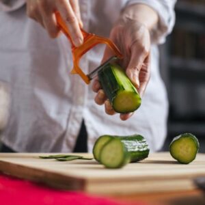 Jak obieranie warzyw do sałatki wpływa na smak i wartości odżywcze?