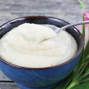 Kasza manna z truskawkami – pyszny sposób na syte i proste śniadanie