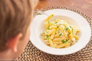 Kremowy makaron z brokułowo-serowym sosem, który zachwyci całą rodzinę