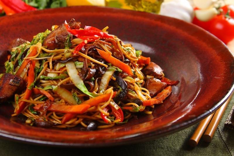 Makaron po tajsku z krewetkami – dlaczego warto go spróbować?