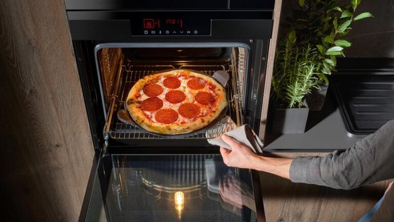 Optymalne pieczenie spodu do pizzy: Jak długo, by uniknąć zakalca?
