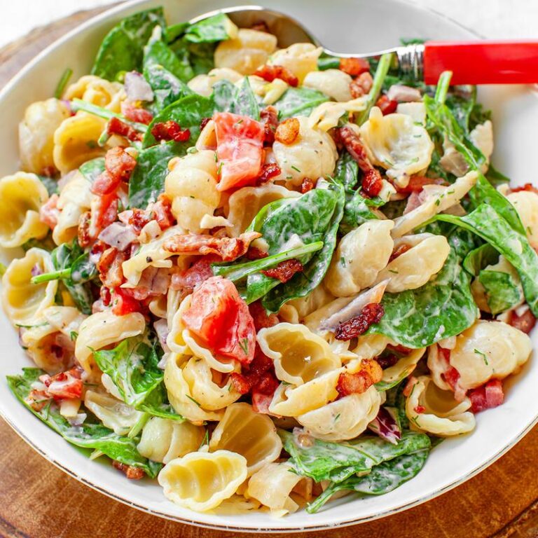 Pyszna sałatka makaronowa z kurczakiem na szybki obiad w 20 minut dla całej rodziny