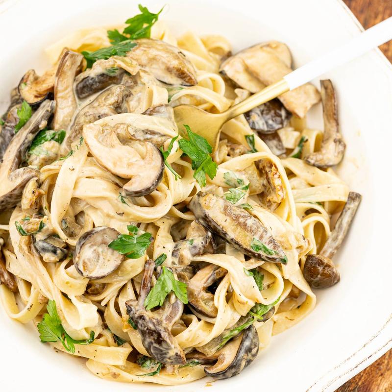 Rozgrzewający makaron z grzybami i boczkiem – idealne danie na chłodne, jesienne wieczory