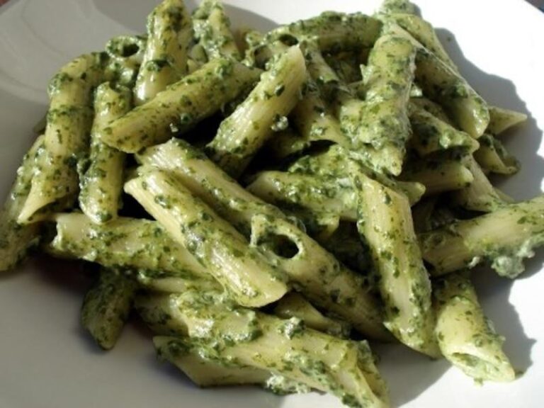 Szybki przepis na makaron ze szpinakiem i suszonymi pomidorami – pyszne danie w kilka chwil!