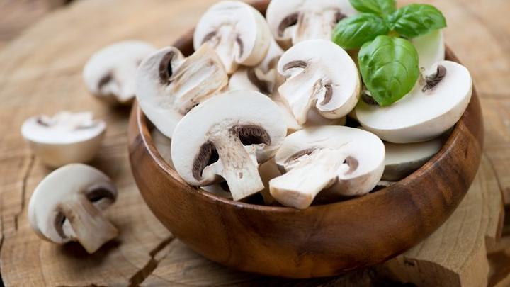 Przygotowanie pieczarek do pizzy