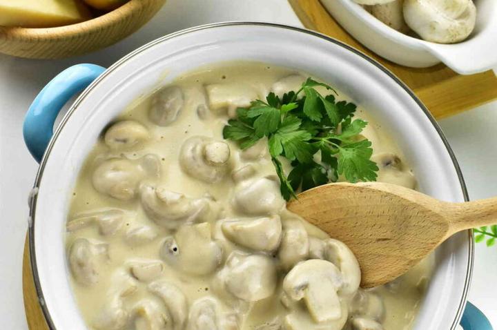 Przyprawianie pieczarek do pizzy