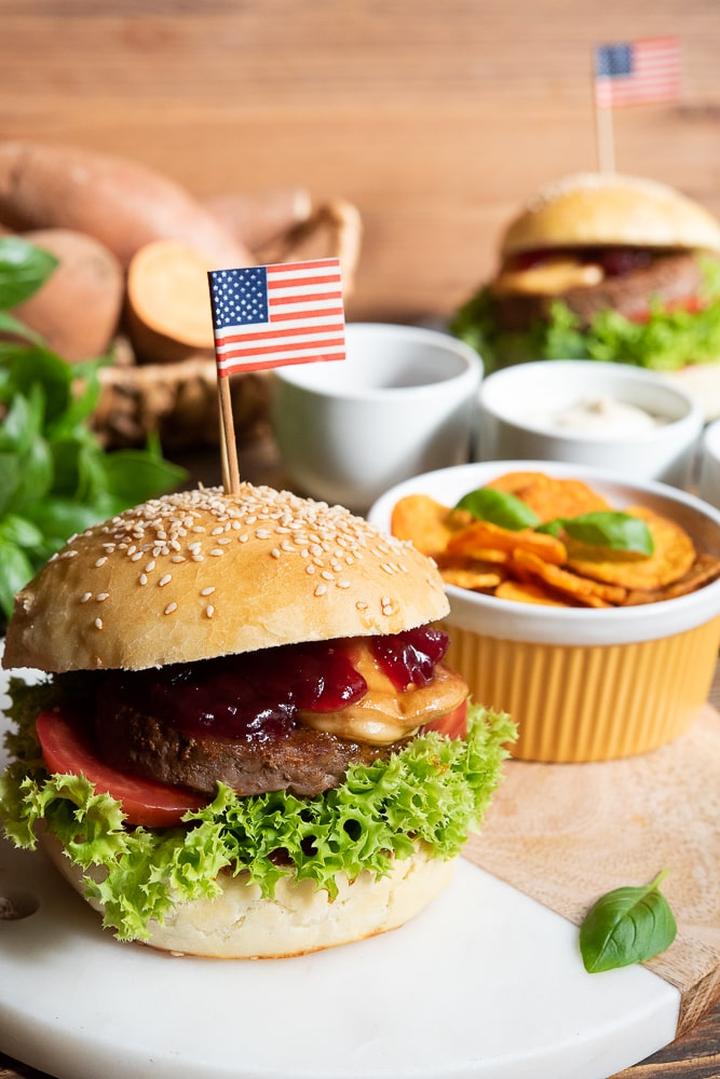 Soczysty burger wołowy