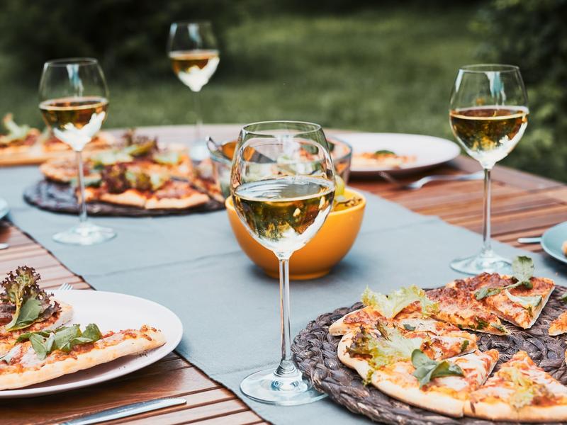 Wina musujące i pizza