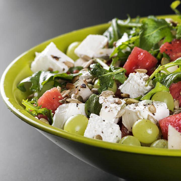 Letnie sałatki z suszonymi pomidorami – odkryj smaczne i zdrowe przepisy na upalne dni