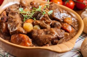 Odkryj Sekrety Duszenia Wołowiny: Jak Sprawić, by Była Soczysta i Miękka