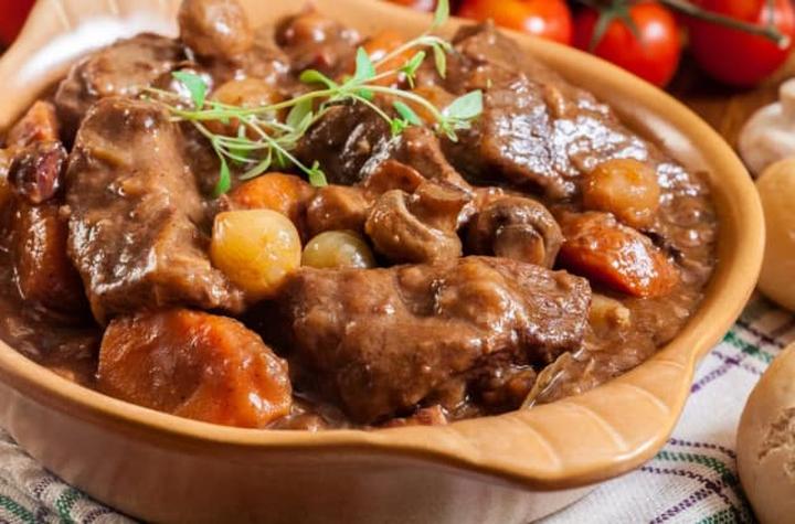 Odkryj Sekrety Duszenia Wołowiny: Jak Sprawić, by Była Soczysta i Miękka