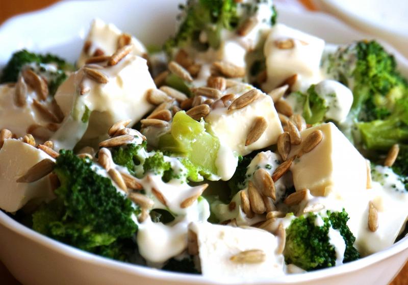 Pyszna sałatka brokułowa – odkryj proste przepisy, które oczarują Twoje podniebienie