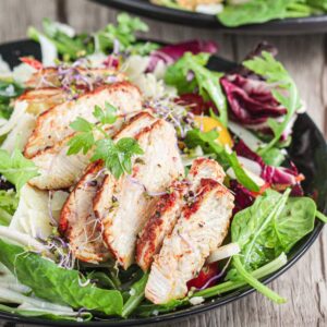 Pyszna sałatka z kurczakiem i awokado – zdrowy sposób na letni posiłek