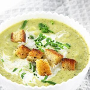 Szybka letnia zupa z cukinii i pomidorów – orzeźwienie w upalne dni w 15 minut