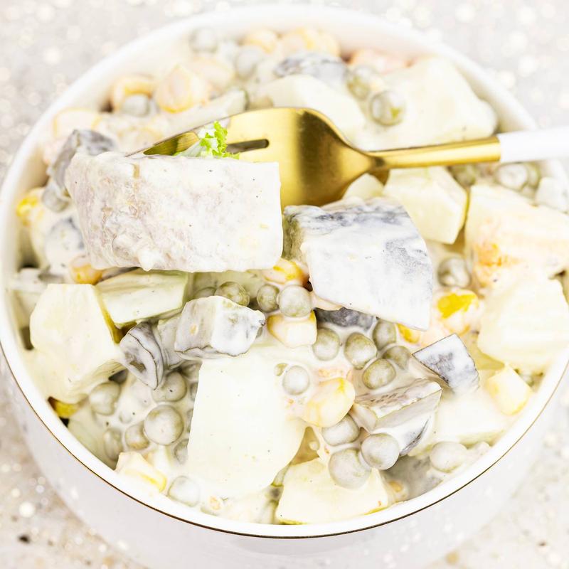 Tradycyjna sałatka śledziowa: prosty przepis na domowy smak