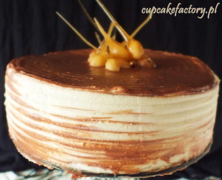 Odkryj przepis na tort z masą krówkową, który oczaruje Twoje podniebienie