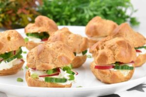 Pyszne ptysie na słono z pieczarkami – idealna przekąska na imprezę krok po kroku