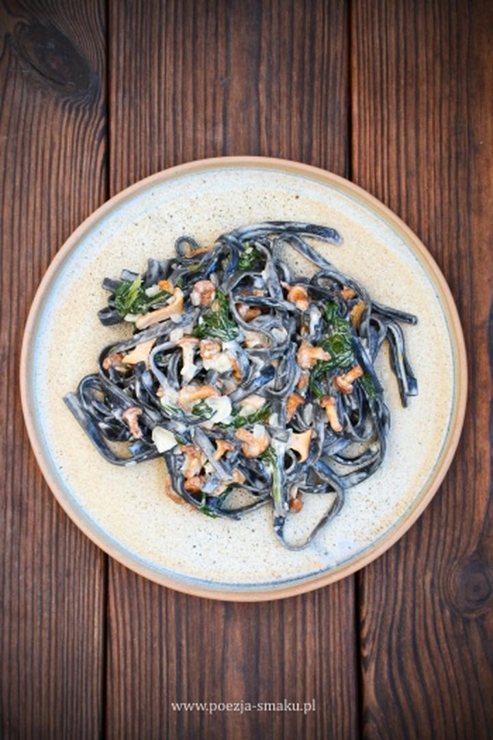 Czarny makaron z krewetkami