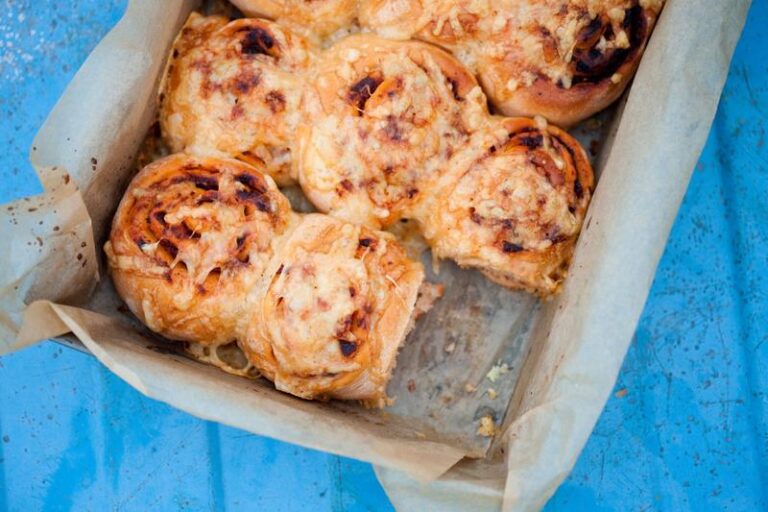 Bułki z suszonymi pomidorami: Smak Śródziemnomorza na Twoim Śniadaniu