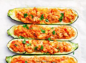 Idealna propozycja na lato: faszerowana cukinia kaszą w wegetariańskim wydaniu