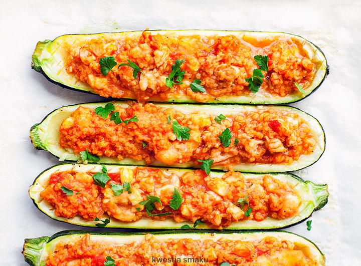 Idealna propozycja na lato: faszerowana cukinia kaszą w wegetariańskim wydaniu