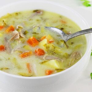 Odkryj, co dodać do zupy ogórkowej – 10 składników, które poprawią jej smak