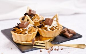 Odkryj niezwykłą tajemnicę idealnych babeczek kajmakowych z perfekcyjnym kremem i ciastem