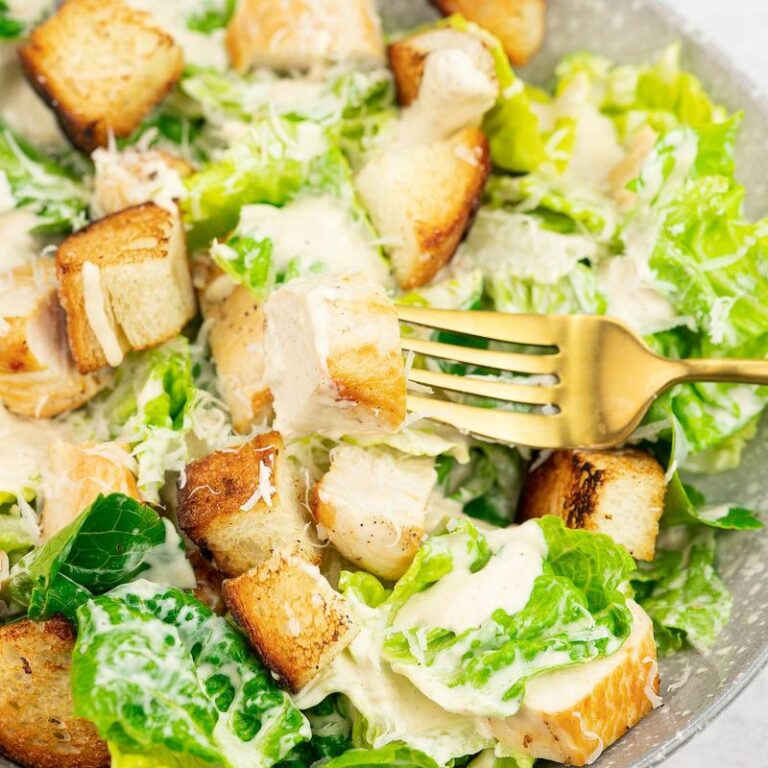 Prosta sałatka Cezar z kurczakiem – przepis krok po kroku dla każdego