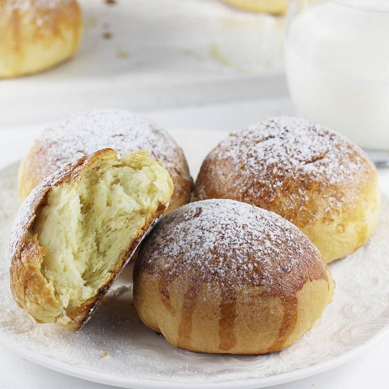 Puszyste bułeczki drożdżowe bez jajek w 30 minut – odkryj sekrety szybkiego pieczenia!