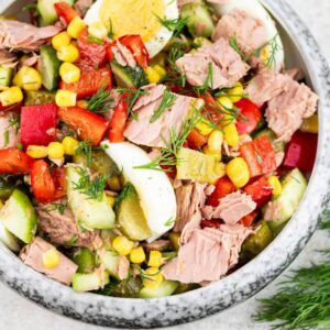 Sałatka z tuńczykiem i ananasem – idealny przysmak na letnie dni!