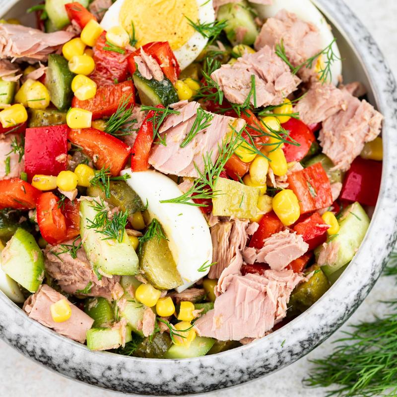 Sałatka z tuńczykiem i ananasem – idealny przysmak na letnie dni!