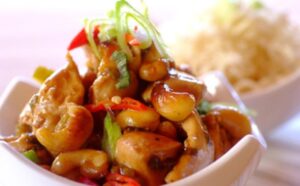 Zasmakuj w egzotycznym obiedzie: Orientalny kurczak z orzechami nerkowca na talerzu