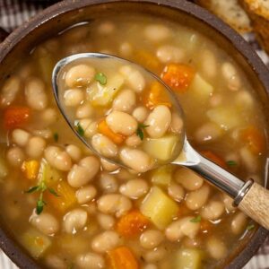 Sposoby na aromatyczną zupę fasolową – jak doprawić, by uniknąć mdłego smaku?