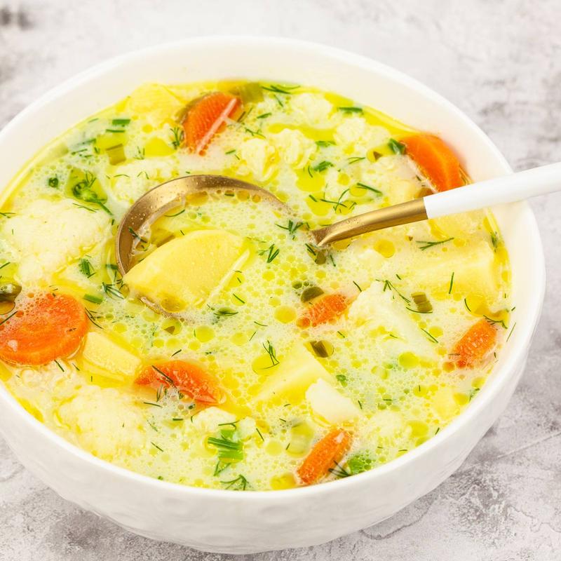 Zupa kalafiorowa na każdą porę roku: sprawdź przepis krok po kroku i przydatne porady kulinarne