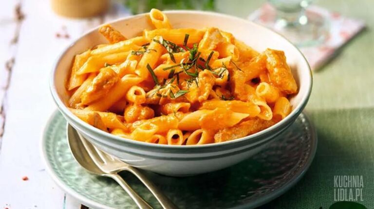 Soczysty makaron z indykiem w kremowym sosie śmietanowym, który pokocha każdy!
