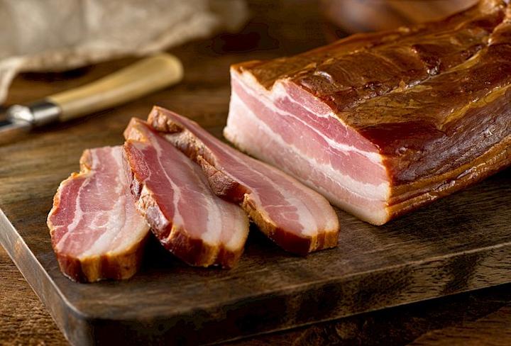 Wędzony boczek w domowych warunkach – odkryj nasze sprawdzone triki na doskonały smak!