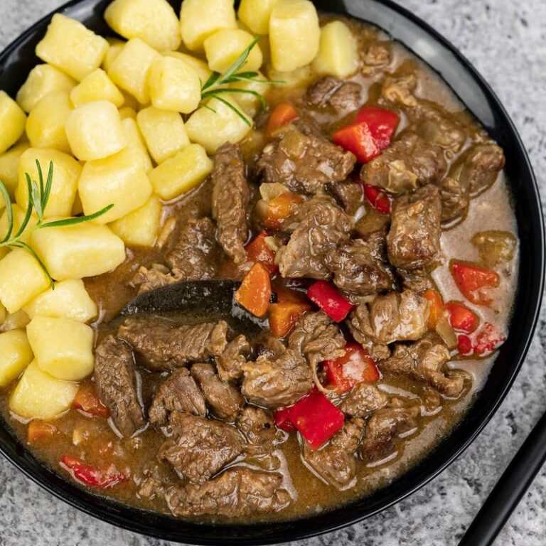 Jak osiągnąć idealną miękkość gulaszu wołowego? Poznaj sekrety gotowania!