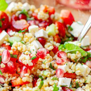 Szybki i pyszny obiad: Sałatka z kaszą bulgur i kurczakiem w 15 minut