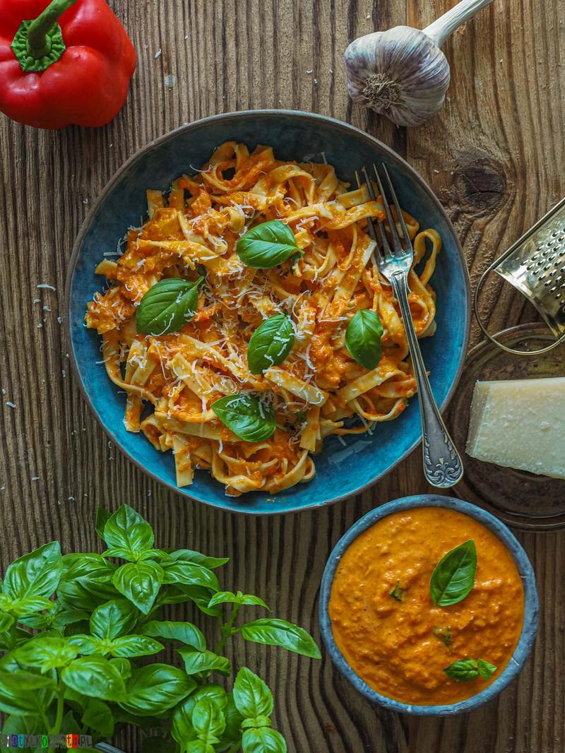 Makaron z papryką i pomidorami