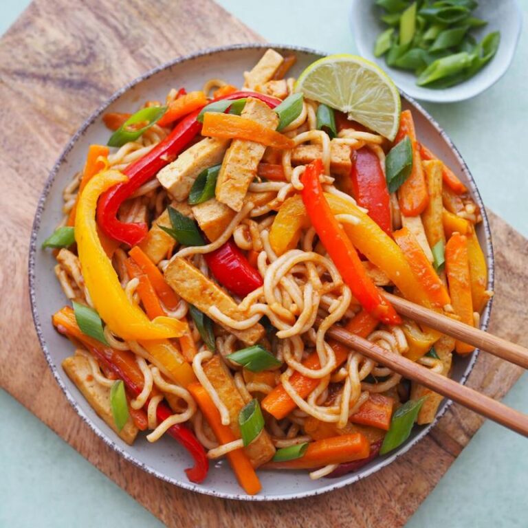 Szybki obiad dla rodziny: makaron z papryką i pomidorami w 15 minut